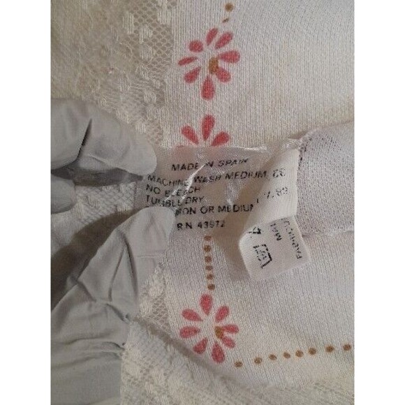 Vintage Spanish Floral Lace Tablecloth, Large 84x75 Inches - Picture 6 of 10